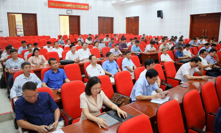 Các học viên dự lễ khai giảng lớp bồi dưỡng.