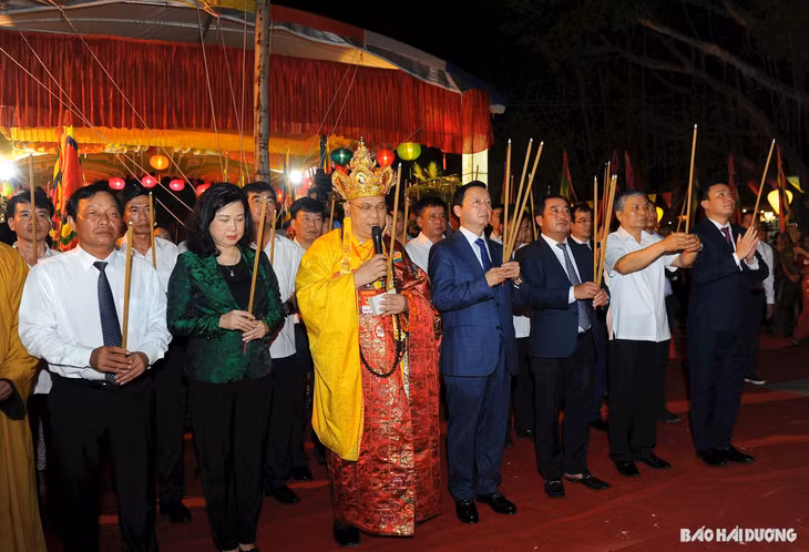 Các đồng chí lãnh đạo dâng hương tưởng niệm