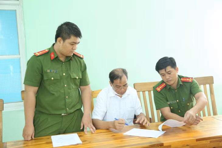 Cơ quan điều tra thi hành lệnh bắt Hồ Văn Ngọc.