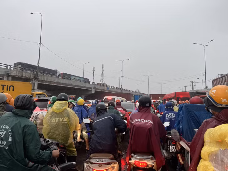 Tai nạn làm tuyến đường ùn tắc nghiêm trọng.