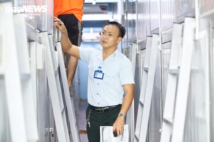 Đoàn kiểm tra liên ngành đang kiểm tra ngôi nhà có 125 hộp ngủ cho thuê.