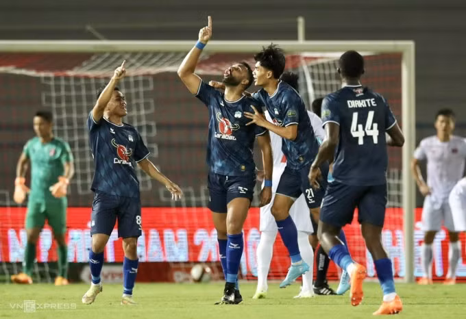 Jairo Filho (thứ hai từ trái sang) mừng bàn gỡ hoà 1-1 cho HAGL trước Hải Phòng. Ảnh: Lâm Thoả