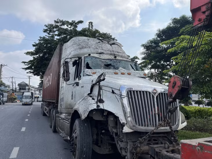 Đầu xe container bị biến dạng sau khi tông các kiot