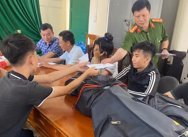 Công an tỉnh Quảng Trị hỗ trợ kinh phí cho các thanh thiếu niên để về quê. Ảnh: CA Quảng Trị