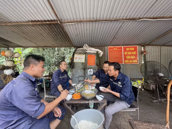 Để đảm bảo tiến độ, an toàn cho các mũi khoan, công nhân Tổ khoan số 12 thường xuyên ăn ngủ ngay tại tháp khoan.