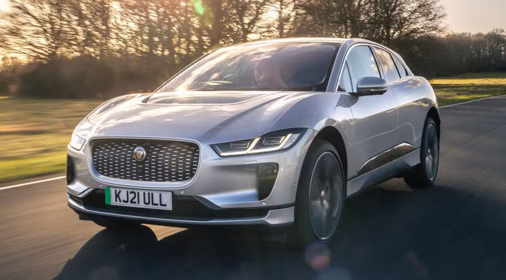 Xe điện Jaguar I-Pace bị 2 đợt triệu hồi tại Mỹ vào tháng 5 và tháng 10 năm nay, do nguy cơ cháy pin.