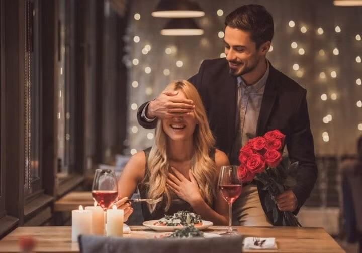 Bữa tối lãng mạn là món quà cô gái nào cũng thích. (Ảnh: Mili-lo)