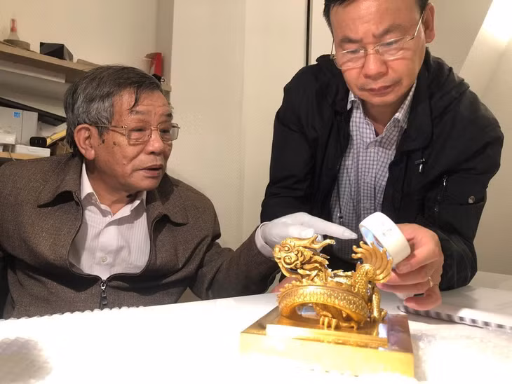 Các chuyên gia thẩm định ấn vàng Hoàng đế chi bảo. Ảnh: Cục Di sản văn hóa.