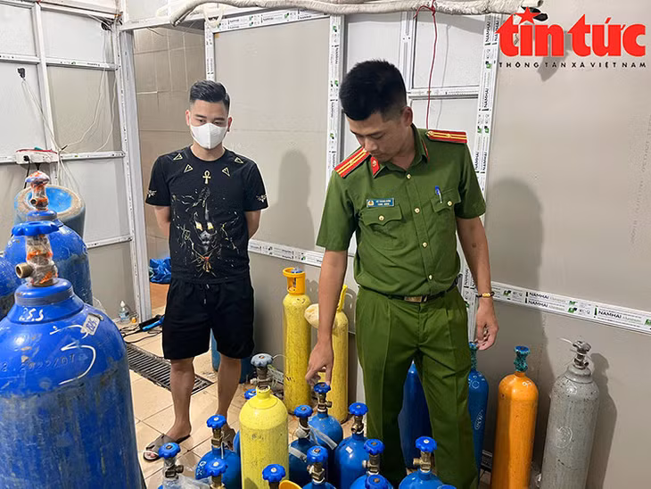 Mỗi bình, các đối tượng sẽ thu về chênh lệch từ 100.000 - 150.000 đồng.