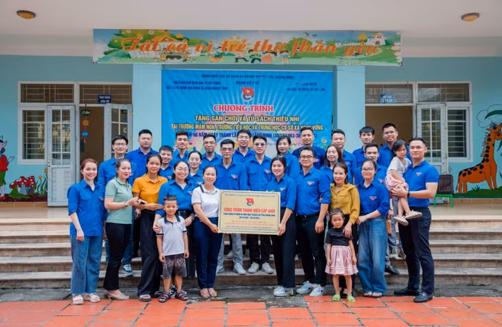 Đoàn Sở Y tế, Chi đoàn Ban quản lý dự án các công trình xây dựng dân dụng và công nghiệp tỉnh, Chi đoàn Mặt trận Tổ quốc và các tổ chức chính trị - xã hội tỉnh trao tặng biển công trình thanh niên cấp Khối “sân chơi cho thiếu nhi” tại trường mầm non xã Ngọc Vừng (huyện Vân Đồn).