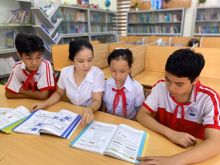 Nhóm tác giả Trường THCS Mạo Khê I (TX Đông Triều) nghiên cứu tài liệu để thực hiện sản phẩm Dư địa chí Đông Triều.