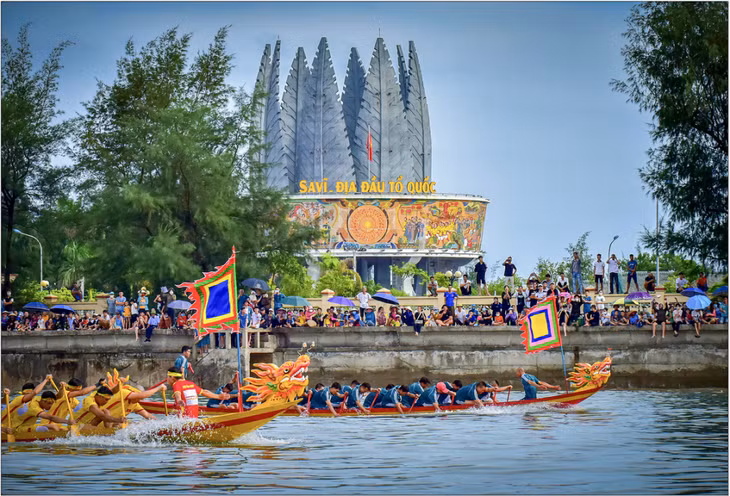 Đua thuyền tại Lễ hội Đình Trà Cổ. Ảnh: Nguyễn Quốc Toàn (CTV)