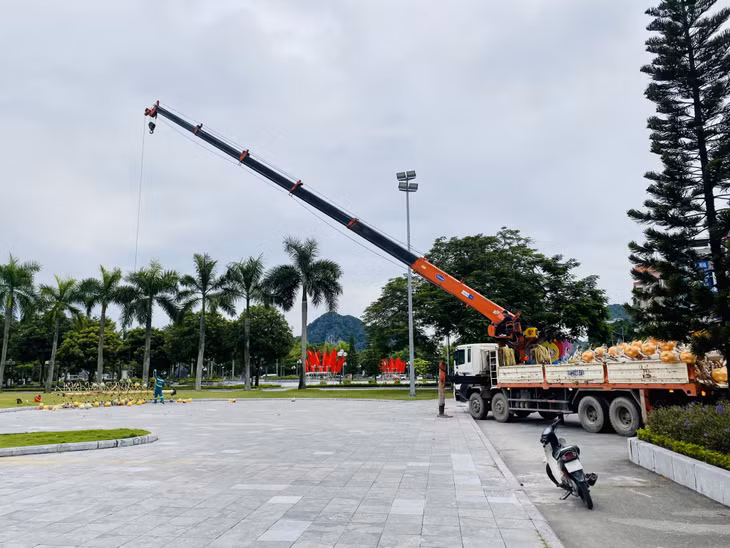 Thay thế, lắp mới điện trang trí tại khu vực đài tưởng niệm các Anh hùng liệt sĩ và Tượng đài đồng chí Vũ Văn Hiếu.