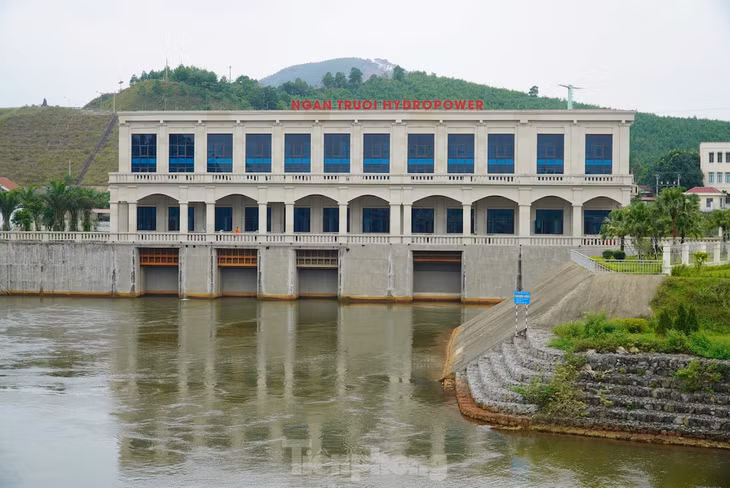 Đập chính của hồ Ngàn Trươi giúp tích nước, điều tiết lũ với dung tích phòng lũ 157 triệu m3. Dưới chân đập của hồ này là công trình kết hợp phát điện gần 20 MW.