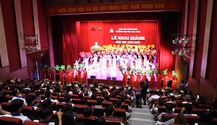 Quang cảnh lễ khai giảng Trường Đại học Hạ Long năm học 2023-2024.