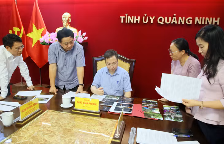 Đồng chí Đặng Xuân Phương, Phó Bí thư Tỉnh ủy, Trưởng Ban Tổ chức Cuộc thi đánh giá lại chất lượng, hình thức, bố cục của các tác phẩm ảnh báo chí đạt giải.