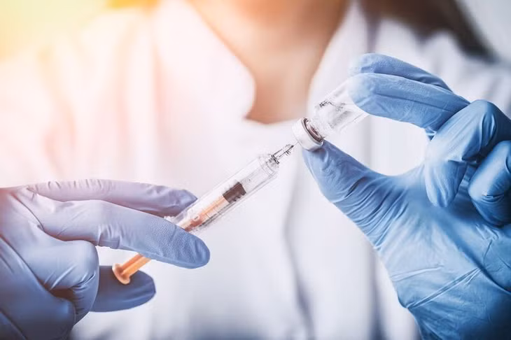 Tiêm vaccine để phòng ngừa bệnh cảm cúm.