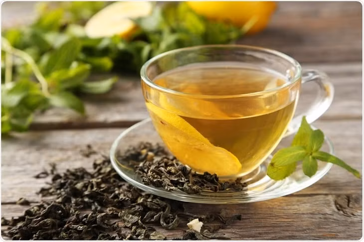 Uống một lượng lớn trà xanh có thể gây tác dụng phụ do hàm lượng caffeine (Ảnh minh họa: Shutterstock).