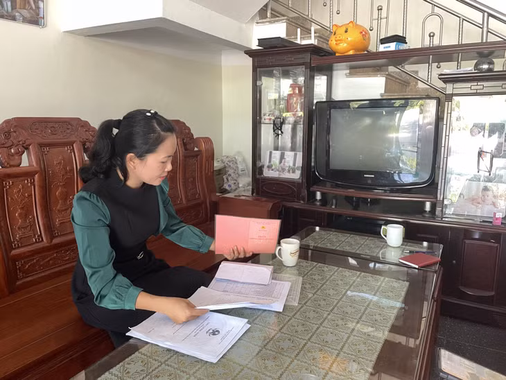 Hộ chị Nguyễn Thị Kim Tuyến (khu Đồng Minh, phường Phương Đông) chưa thể cấp đổi lại giấy chứng nhận quyền sử dụng đất vì thuộc hành lang đường.