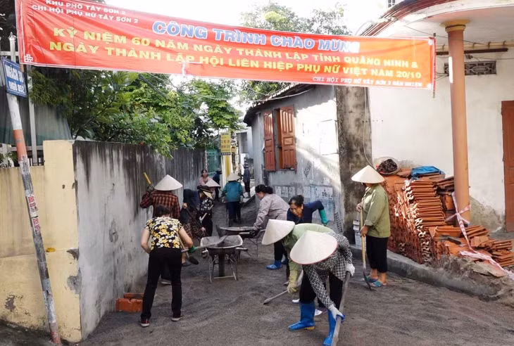 Chi hội Phụ nữ khu phố Tây Sơn 2 (phường Cẩm Sơn, TP Cẩm Phả) khởi công làm đường dân sinh tại ngõ 852, ngách 38, khu phố Tây Sơn 2, thiết thực chào mừng kỷ niệm 60 năm thành lập tỉnh. (Ảnh: Hội LHPN TP Cẩm Phả cung cấp)