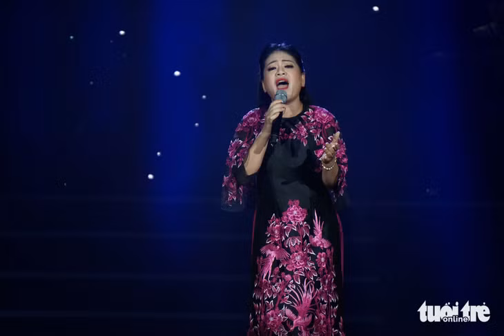 Anh thơ hát "Cả một trời thương nhớ" xong thì xin khán giả bỏ quá cho nhưng cô đã quá khiêm tốn - Ảnh: T.ĐIỂU