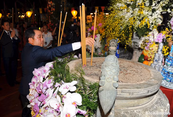 Đồng chí Trần Đức Thắng, Ủy viên Trung ương Đảng, Bí thư Tỉnh ủy Hải Dương dâng hương tưởng niệm