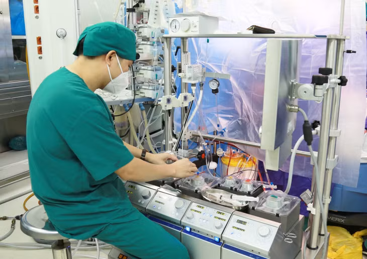 Kíp theo dõi hệ thống tuần hoàn ngoài cơ thể phối hợp nhịp nhàng, chính xác với kíp phẫu thuật để đảm bảo ca mổ tim diễn ra an toàn.