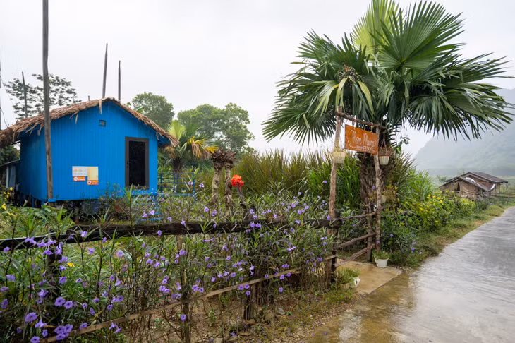 Đây là ngôi làng du lịch sinh thái duy nhất du khách có thể ngủ trải nghiệm cảm giác ngủ trong homestay dựa trên nhà nổi chống lũ.