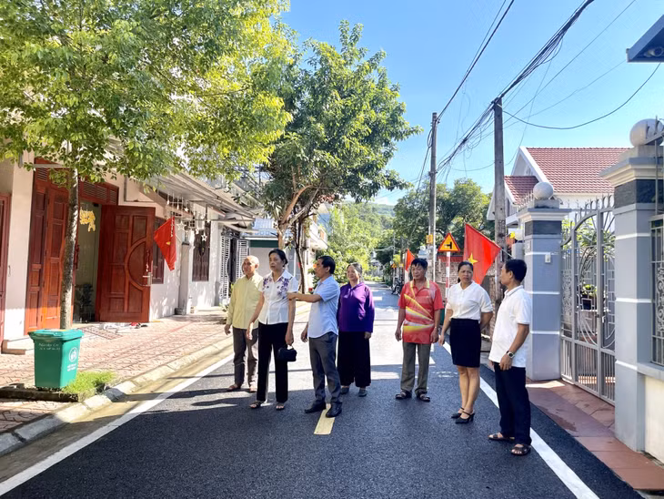 Lãnh đạo phường Nam Khê cùng cán bộ, đảng viên và Nhân dân khu Nam Sơn tham quan Tuyến phố tự quản kiểu mẫu tổ 4, tổ 8 và tổ 9.