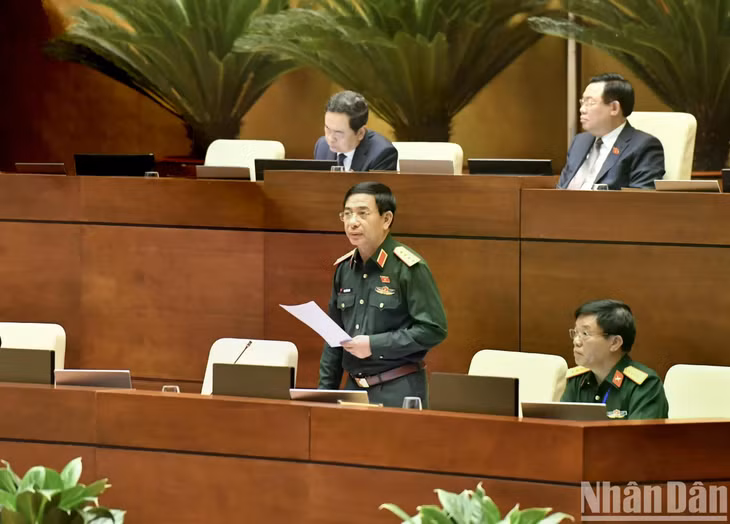 Bộ trưởng Quốc phòng Phan Văn Giang phát biểu giải trình, làm rõ một số vấn đề đại biểu Quốc hội nêu. (Ảnh: ĐĂNG KHOA)