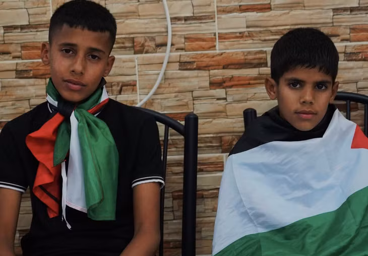 Mohamed (14 tuổi), trái, và Musa (8 tuổi), con trai của Bilal Saleh, người vừa bị một người định cư Do Thái bắn chết vào sáng 28/10.