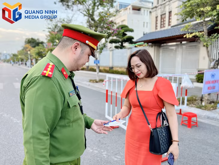 Lực lượng công an kiểm soát vé mời ngay tại các chốt.