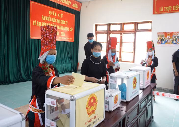 Cử tri các dân tộc khu vực bỏ phiếu số 1, xã Đồng Văn, huyện Bình Liêu, thực hiện quyền và nghĩa vụ công dân tại cuộc Quốc hội khóa XV và HĐND các cấp, nhiệm kỳ 2021-2026 (ngày 23/5/2021). 