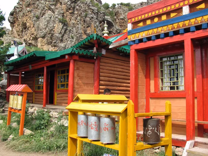 Tu viện Tövkhön một trong những tu viện Phật giáo lâu đời nhất của Mông Cổ, nằm ở biên giới của tỉnh Övörkhangai và tỉnh Arkhangai ở miền trung Mông Cổ, cách Kharkhorin khoảng 47km về phía tây nam. Theo tư liệu, Zanabazar, nhà lãnh đạo đầu tiên của Phật giáo Mông Cổ, đã thành lập tu viện và sống và thiền định ở đây. Một số tư liệu gọi nơi đây là “Vùng đất cô tịch hạnh phúc”.
