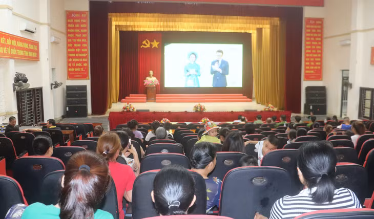 Người dân Bình Liêu đón xem chương trình qua màn hình lớn tại Hội trường Nhà Văn hoá Trung tâm huyện.