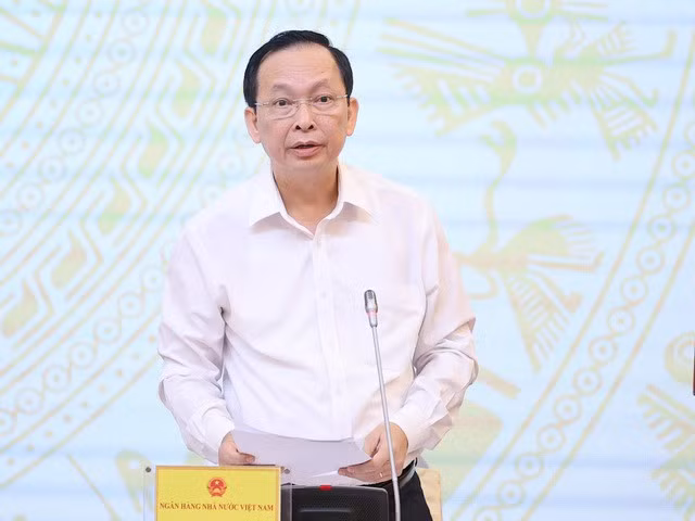Phó Thống đốc NHNN Đào Minh Tú thông tin về các giải pháp về hạ lãi suất và tăng khả năng tiếp cận vốn cho doanh nghiệp - Ảnh: VGP/Nhật Bắc
