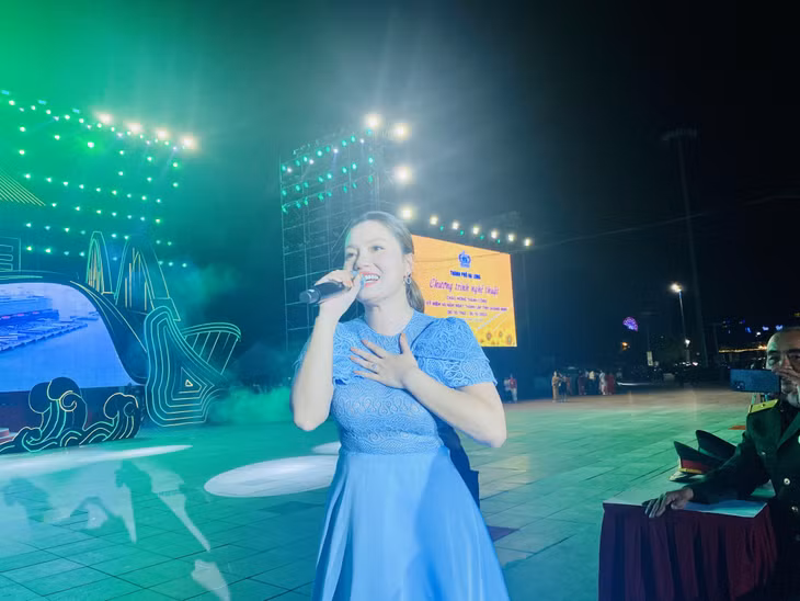 Bát hát "Quê em" của nhạc sĩ Đỗ Hòa An do nữ ca sĩ Ngọc Anh thể hiện.