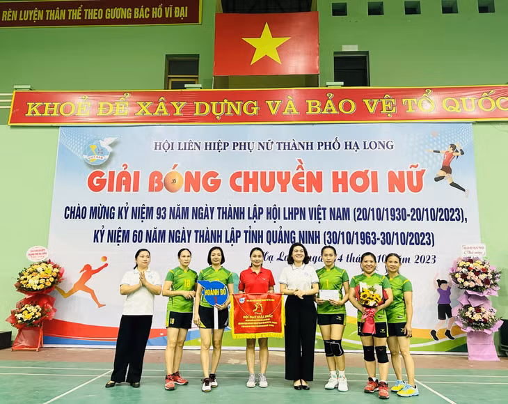 BTC trao giải Nhất cho đội Hoành Bồ 1. (Ảnh CTV)