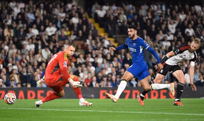 Broja (xanh) nâng tỷ số lên 2-0 cho Chelsea ở trận gặp Fulham. Ảnh: PA