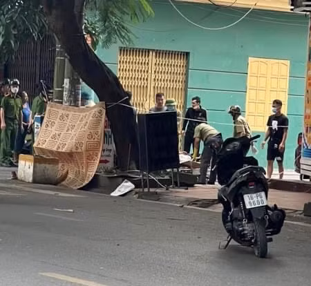 Hiện trường vụ án mạng trên phố Kênh Dương, quận Lê Chân, Hải Phòng rạng sáng 21.10. Ảnh: Page Hải Phòng