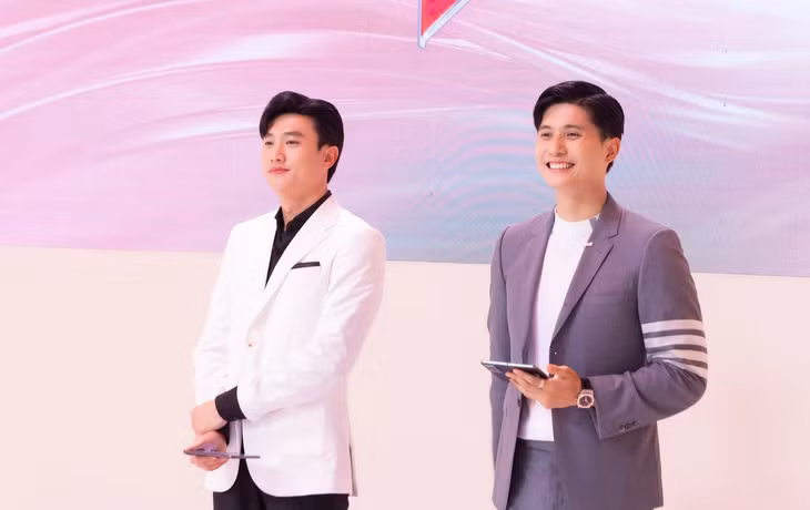 Khán giả dành nhiều lời chê MC trong tập 1 "Chị đẹp đạp gió rẽ sóng" - Ảnh: BTC