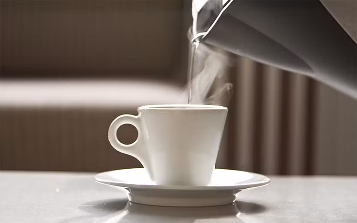 Uống một cốc nước ấm mỗi sáng đem lại nhiều lợi ích. Ảnh: Shutterstock