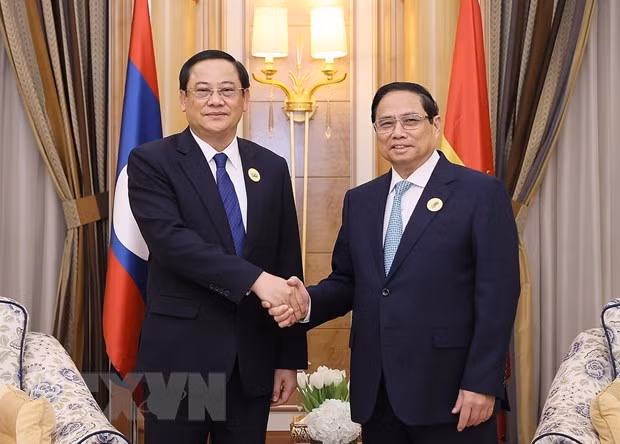 Thu tuong Pham Minh Chinh gap Thu tuong Lao Sonexay Siphandone hinh anh 1