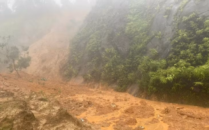 Mưa lớn, đất đá sạt trượt gây tắc đường Hồ Chí Minh