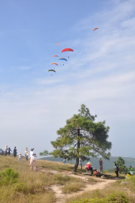 Biểu diễn dù lượn có động cơ chuyên nghiệp mang đầy chất nghệ thuật trên đỉnh Phượng Hoàng.