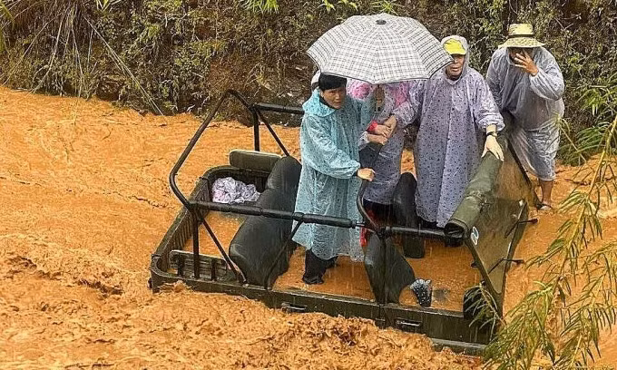 Một xe U Oát khác cũng bị nước cuốn thời điểm lũ đổ về suối. Ảnh: Thái Hà
