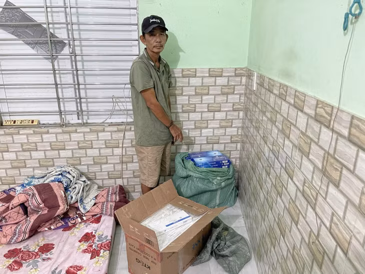 Một số bao thuốc lá lậu được đối tượng cất giấu trong phòng ngủ.