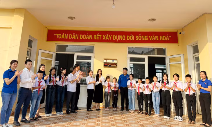 Gắn biển công trình nhà văn hóa thông minh thôn Vườn Cau (xã Sơn Dương) do Hội Sinh viên tỉnh trao tặng kinh phí.