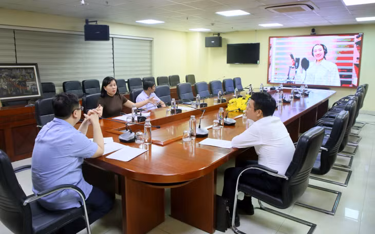 Đồng chí Đặng Xuân Phương cùng hội đồng chung khảo lĩnh vực VHNT thẩm định chất lượng các tác phẩm âm nhạc được xét giải tại Cuộc thi.