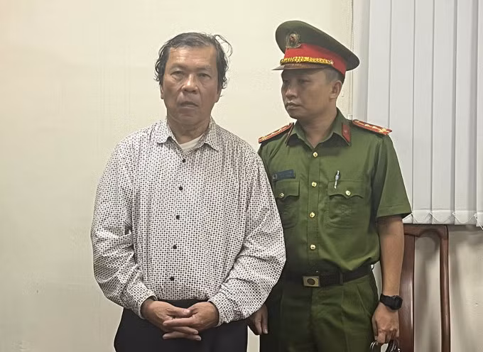 Luật sư Trần Văn Sỹ (trái) lúc bị bắt. Ảnh:Công an cung cấp